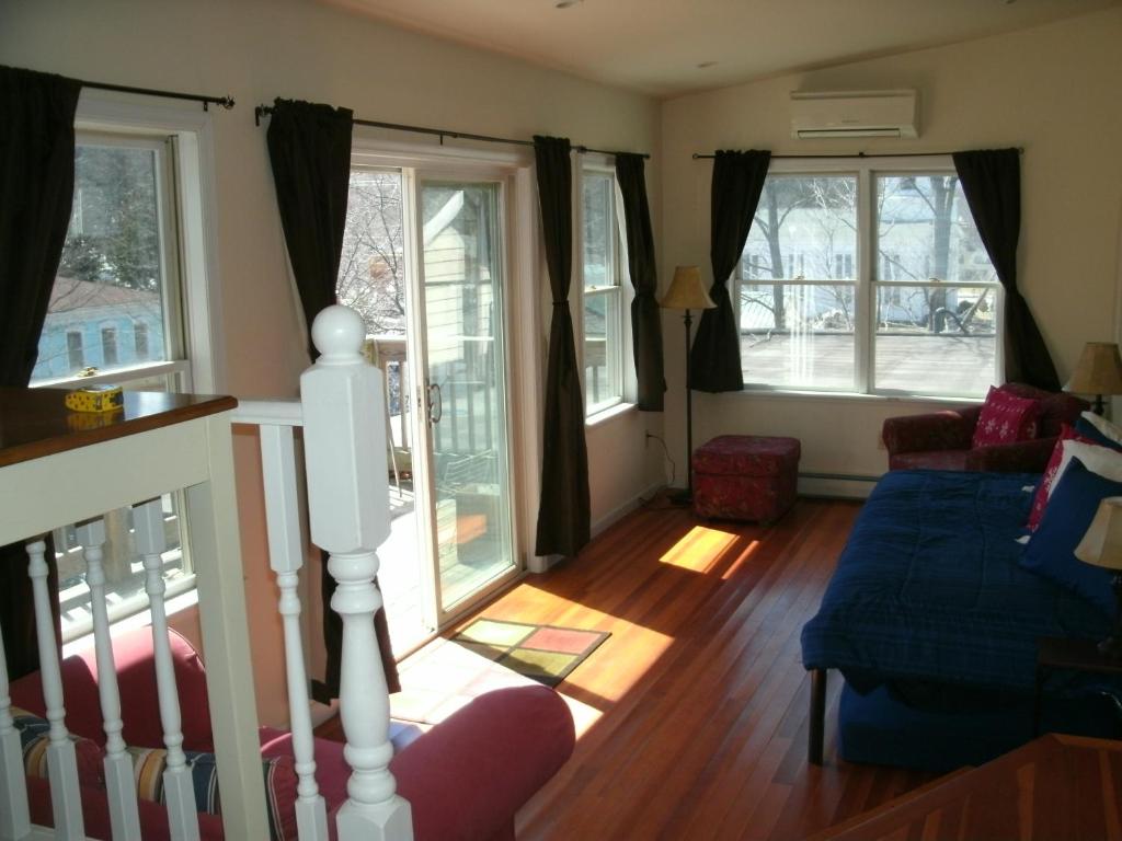 Posezení v ubytování Townhouse W Private Deck & Mt View