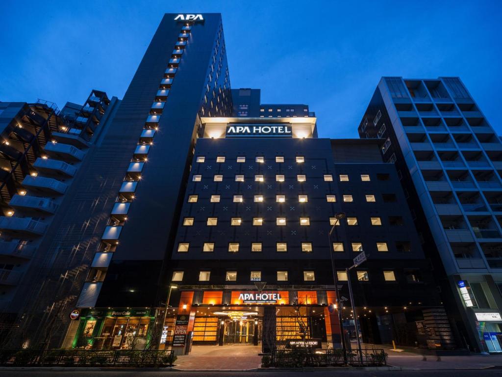 a hotel with a sign on the side of a building at APA Hotel & Resort Nishishinjuku-Gochome-Eki Tower in Tokyo