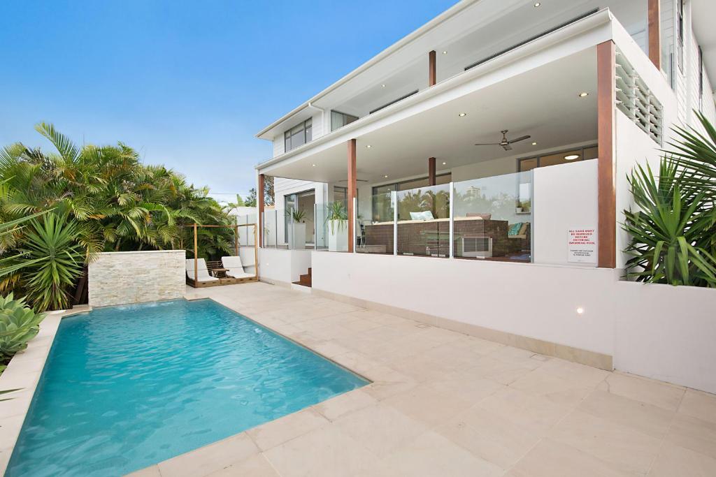 una vista exterior de una casa con piscina en Deluxe on Water en Gold Coast