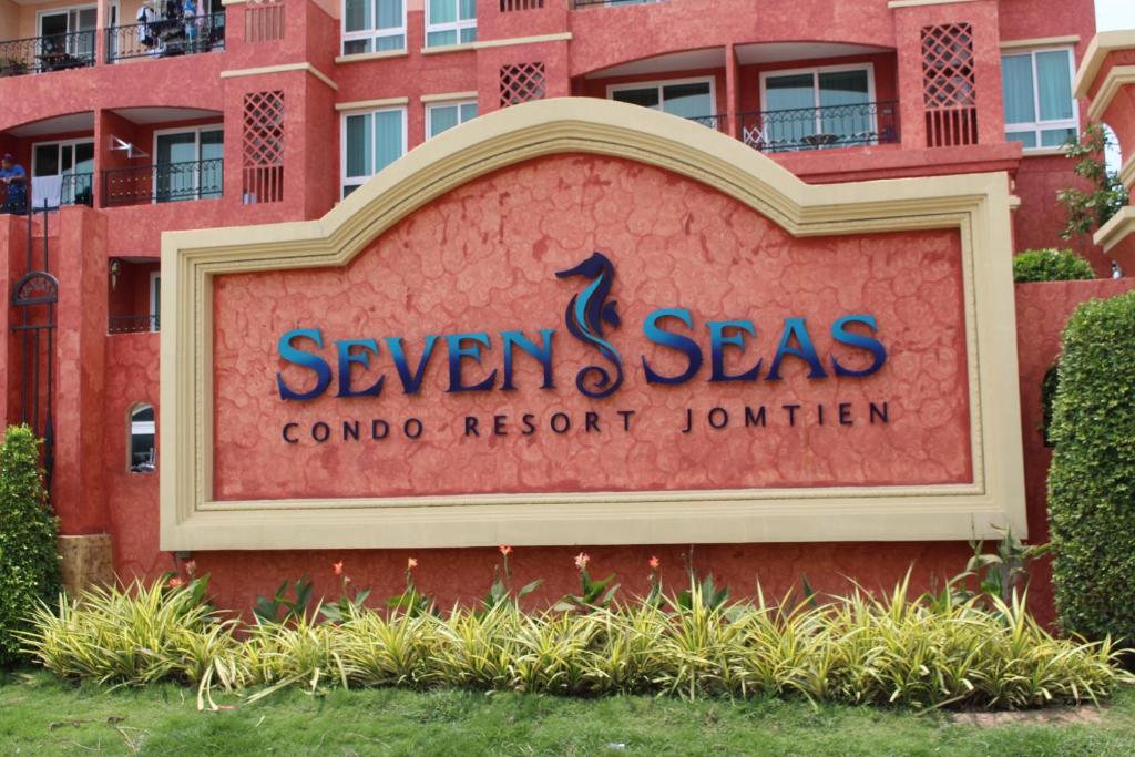 a sign for the seven senses condado resort lorman at Seven Seas Jomtien Dream in Jomtien Beach