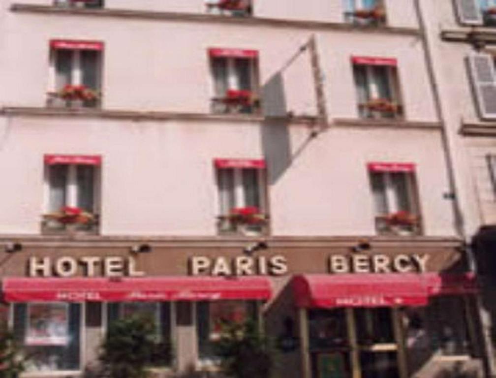 un hôtel paris avec une boulangerie de paris en face d'un bâtiment dans l'établissement Hotel Paris Bercy, à Paris