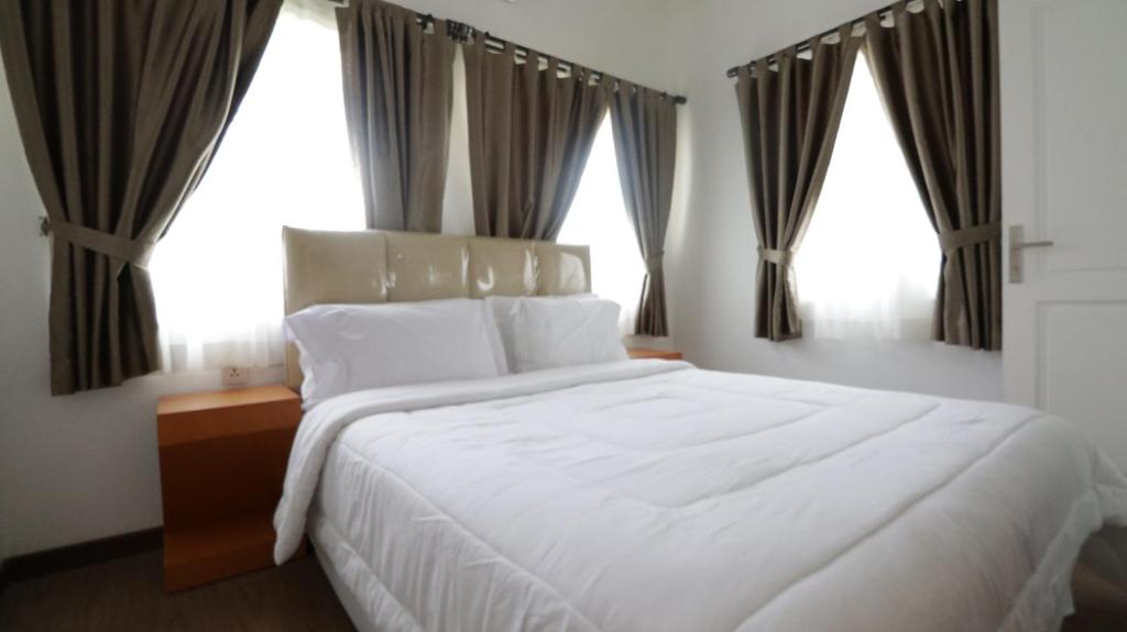 Postel nebo postele na pokoji v ubytování Diyar Villas Puncak F4/8