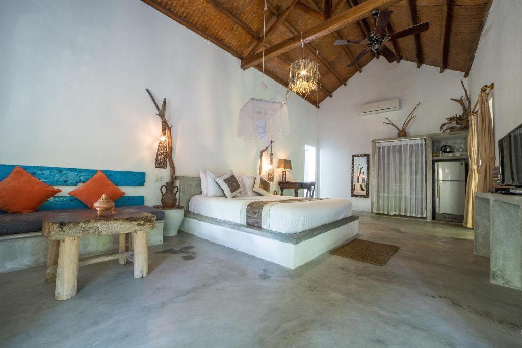 phòng ngủ rộng rãi với kiến trúc tối giản tại An Bang Beach Hideaway