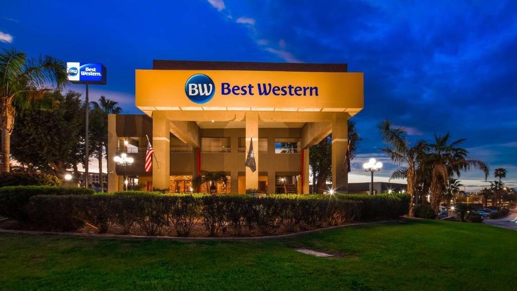 budynek z niebieskim, najlepszym zachodnim znakiem w obiekcie Best Western Yuma Mall Hotel & Suites w mieście Yuma