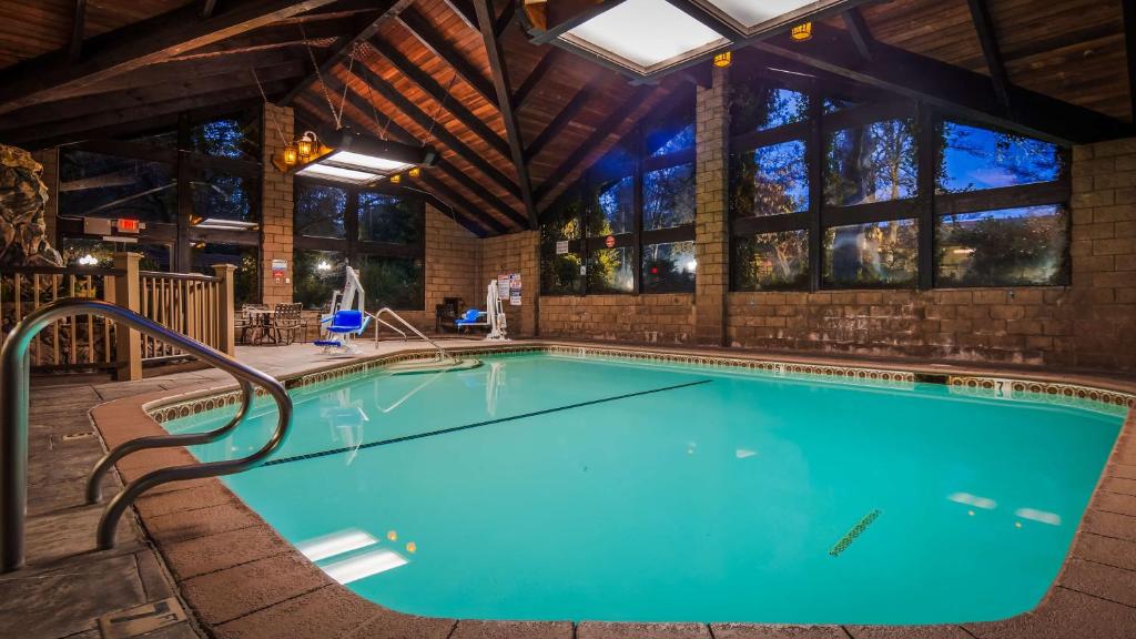 a swimming pool with a pool table and chairs at Best Western Plus Yosemite Gateway Inn in Oakhurst