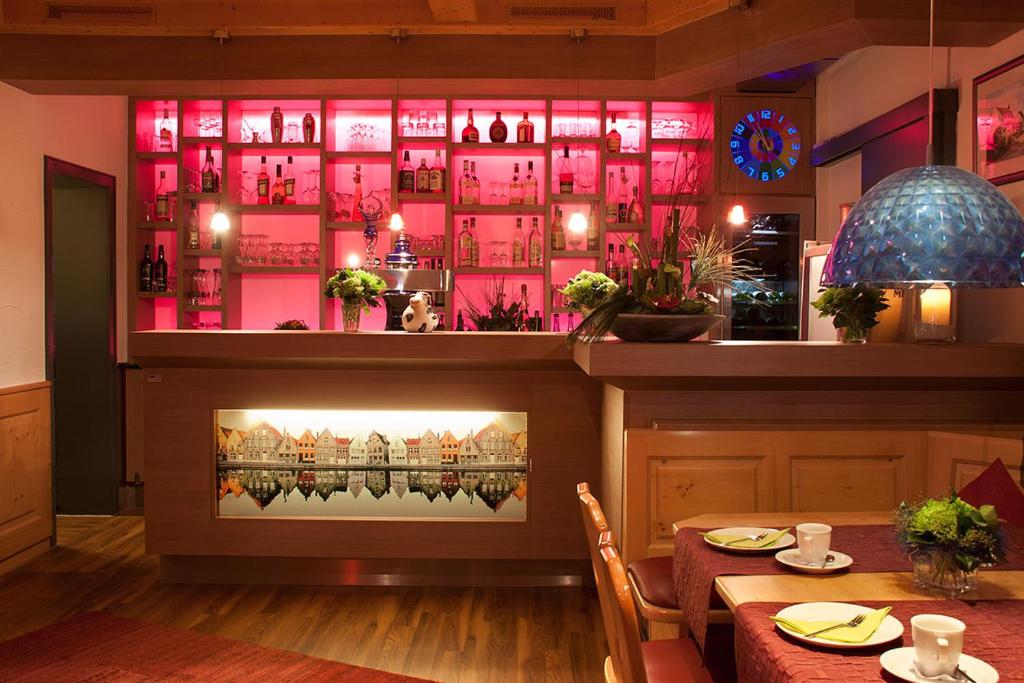 une salle à manger avec une cheminée dans un restaurant dans l'établissement May-Hof, à Leverkusen