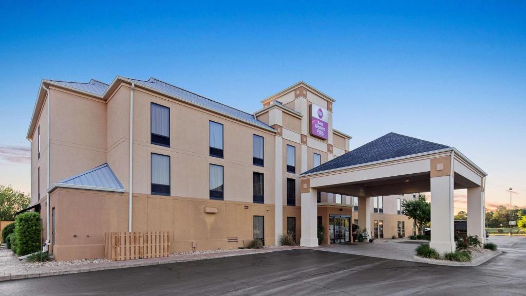 un hotel con un edificio con una torre de reloj en Best Western Plus Madison, en Madison
