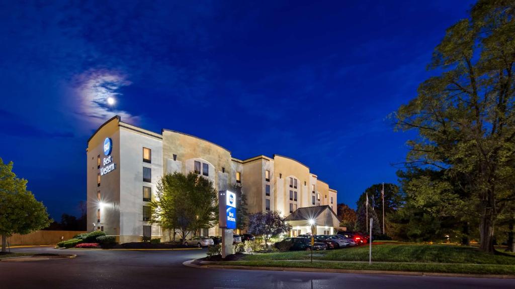 budynek hotelowy w nocy z niebieskim niebem w obiekcie Best Western Louisville East Inn & Suites w mieście Louisville