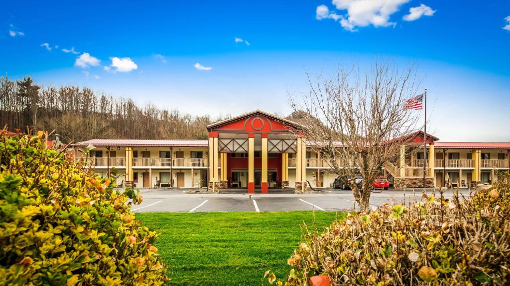 a large building with a parking lot in front of it at Best Western Mountainbrook Inn Maggie Valley in Maggie Valley
