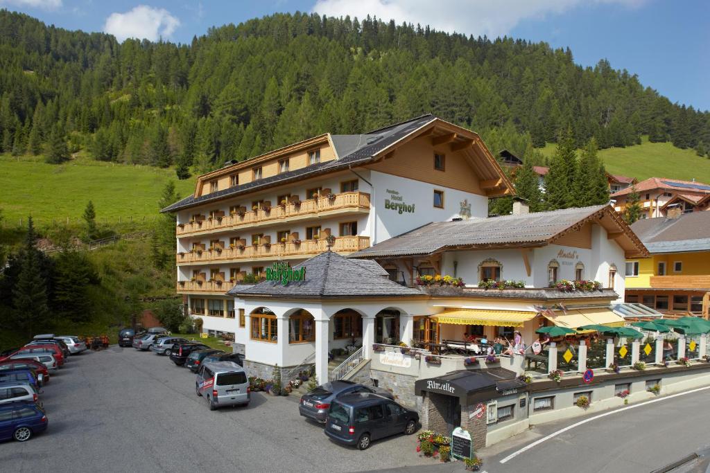 Nespecifikovaný výhled na hory nebo výhled na hory při pohledu z hotelu
