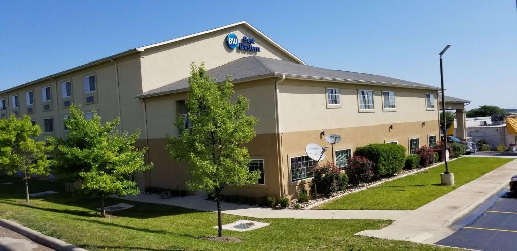 a large building with a grass yard in front of it at Best Western Harker Heights Killeen in Harker Heights