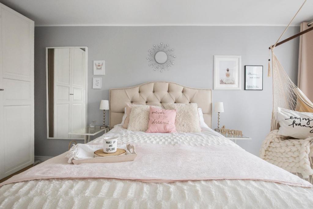 グダニスクにあるScandi Old Town Apartmentのベッドルーム(ピンクの枕が付く大きな白いベッド付)
