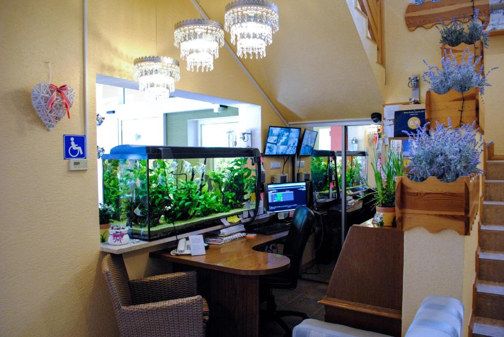 Reštaurácia alebo iné gastronomické zariadenie v ubytovaní Hotel Krak