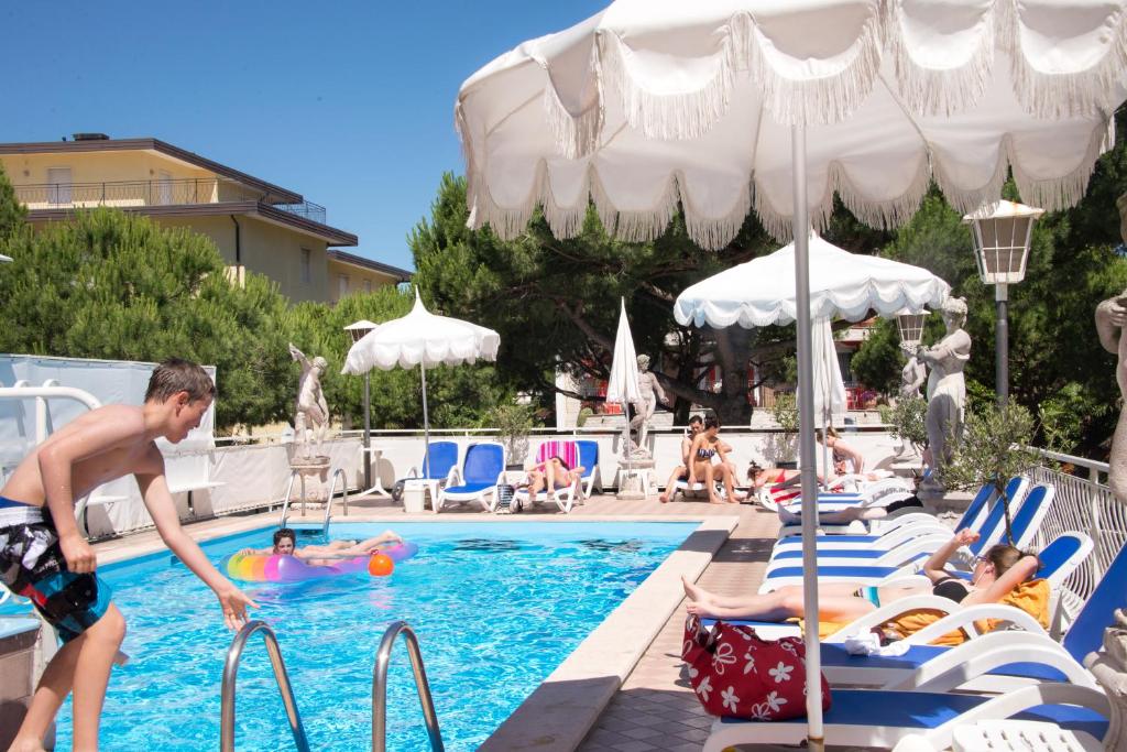 Bazén v ubytování Hotel Trevi nebo v jeho okolí