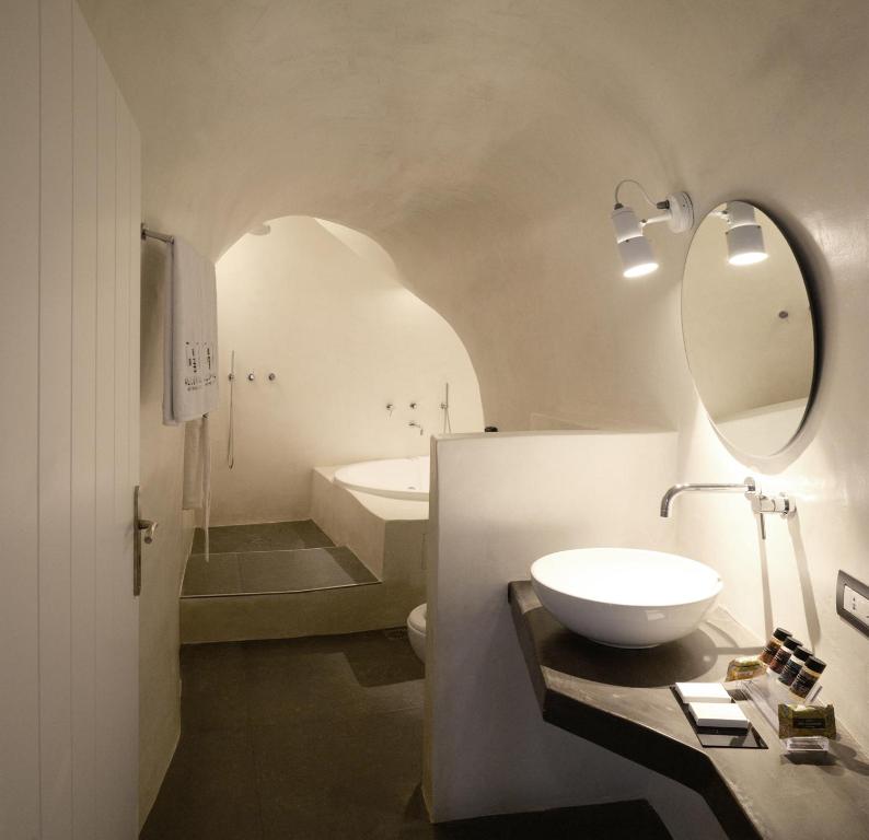 Bany a Alluvial Santorini Suites