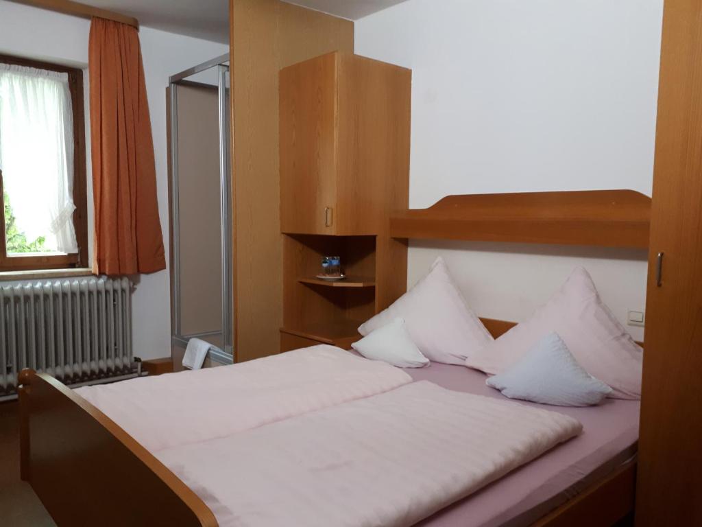 Postel nebo postele na pokoji v ubytování Gasthof zur Traube