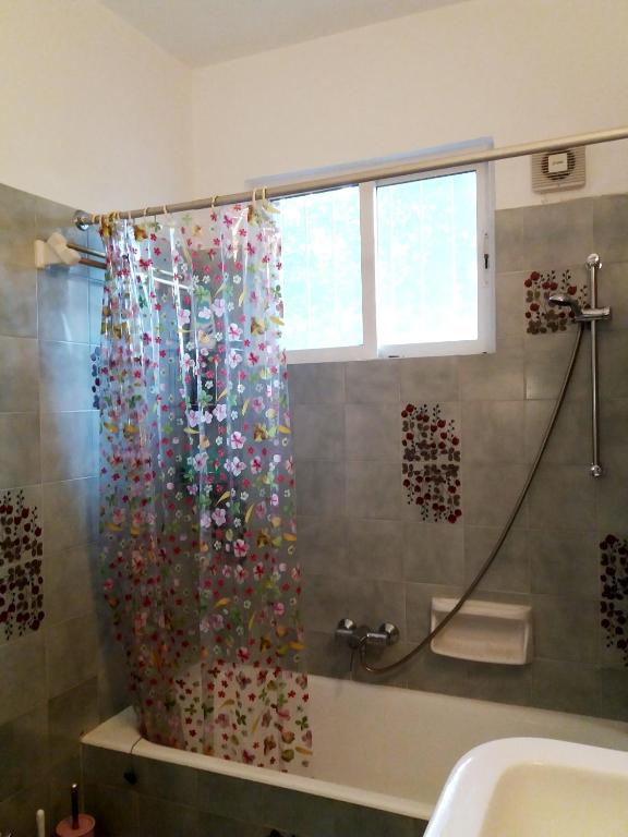 Kúpeľňa v ubytovaní Villa Alkyon - Dreamy 3BR, Pool & BBQ next to Varnavas Beach