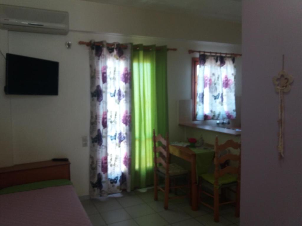TV a/nebo společenská místnost v ubytování Lia Sofia Apartments