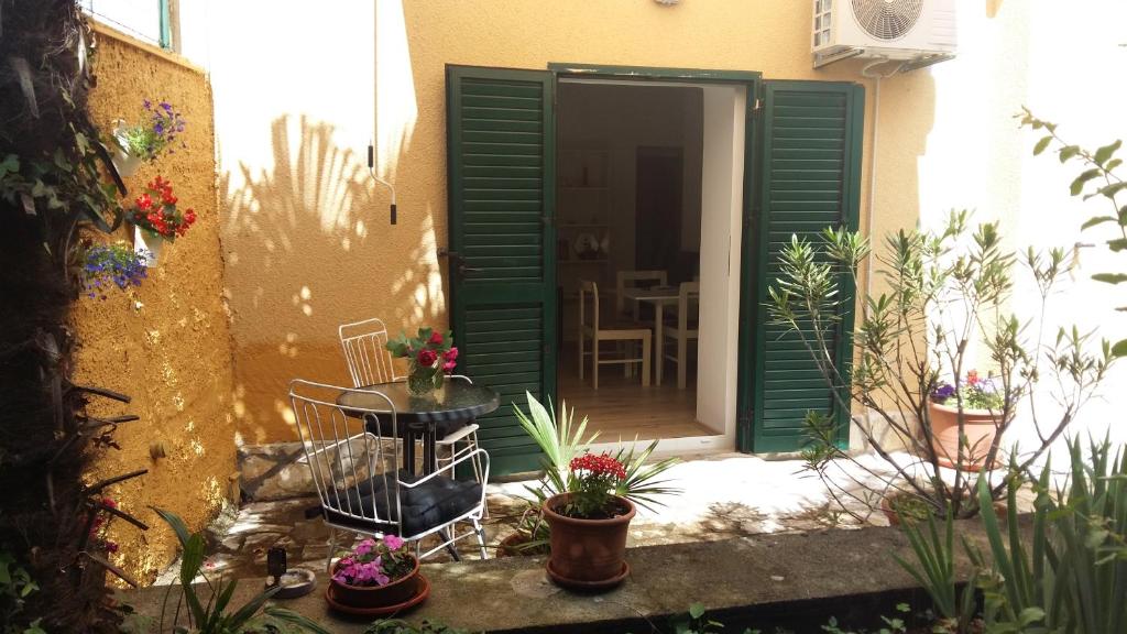 eine offene Tür zu einer Terrasse mit Topfpflanzen in der Unterkunft "NAR" Opatija center spacious 1 bedroom apt in Opatija