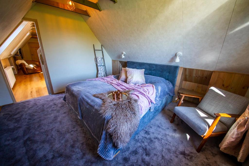 una camera con letto e sedia di Huusi Holiday a Hellamaa