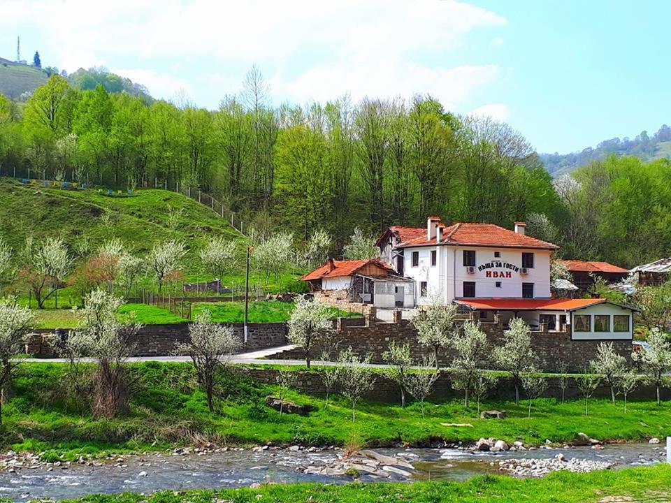 dom na wzgórzu obok rzeki w obiekcie Guest House Ivan w mieście Cherni Osŭm