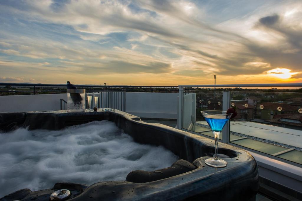 Východ nebo západ slunce při pohledu z hotelu nebo okolí