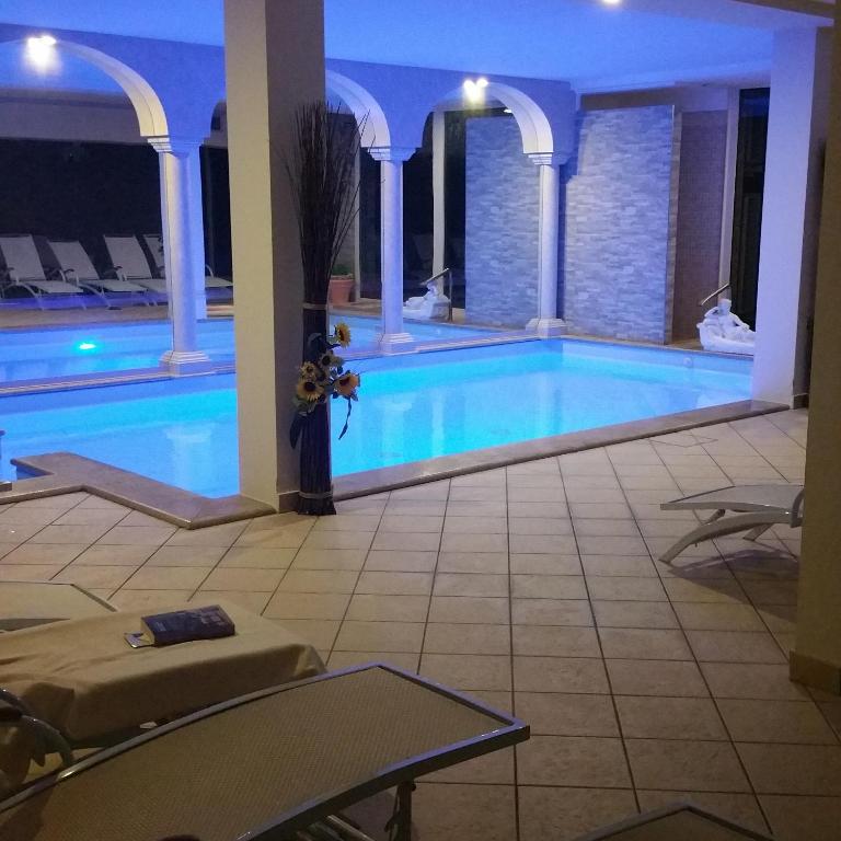 Bazén v ubytování Borgo dei Poeti Romantik Hotel nebo v jeho okolí