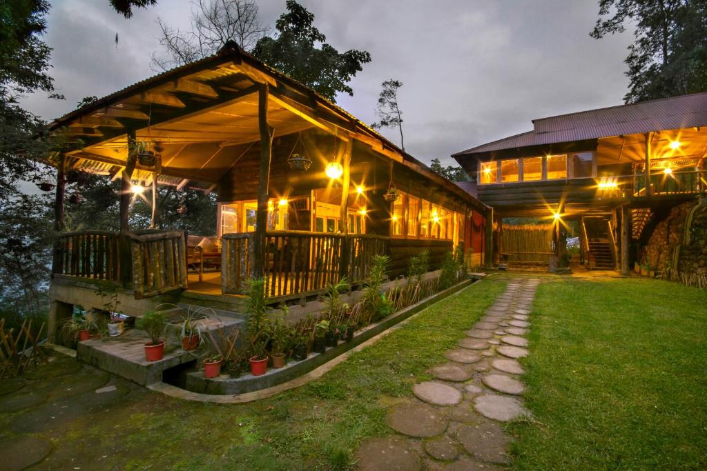 duży dom z lampkami na boku w obiekcie Munlom Nature Resort w mieście Mangan