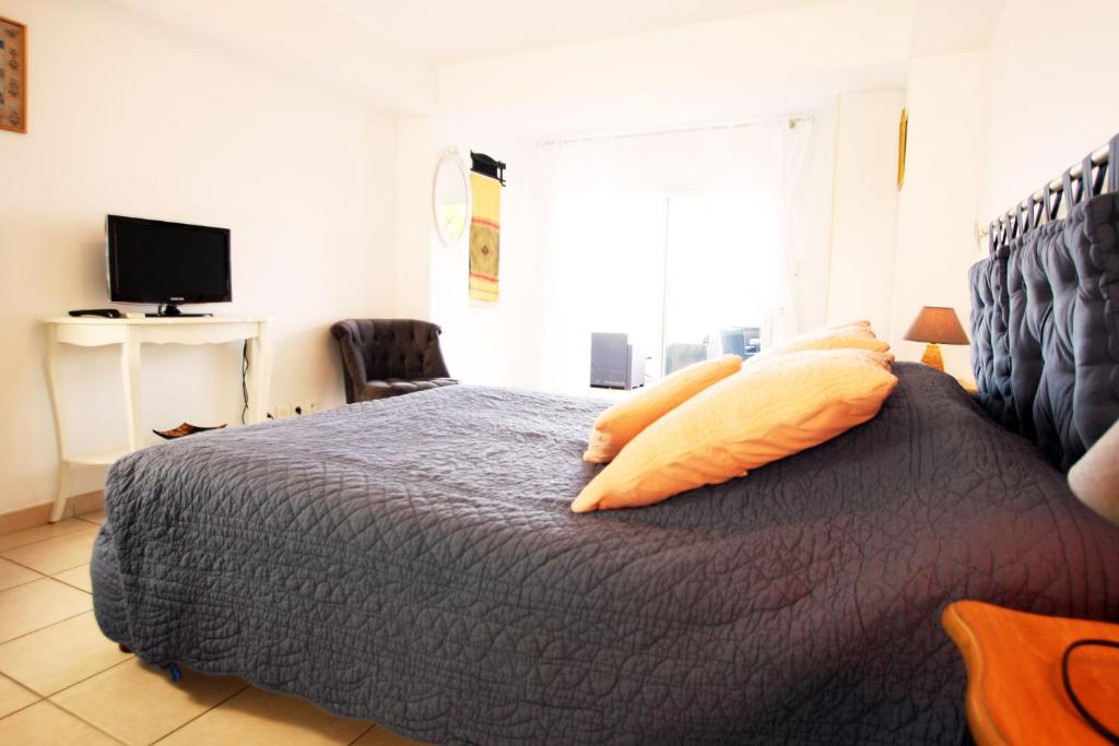 a bedroom with a bed with two pillows on it at Villa Ghiatone in Pietrosella