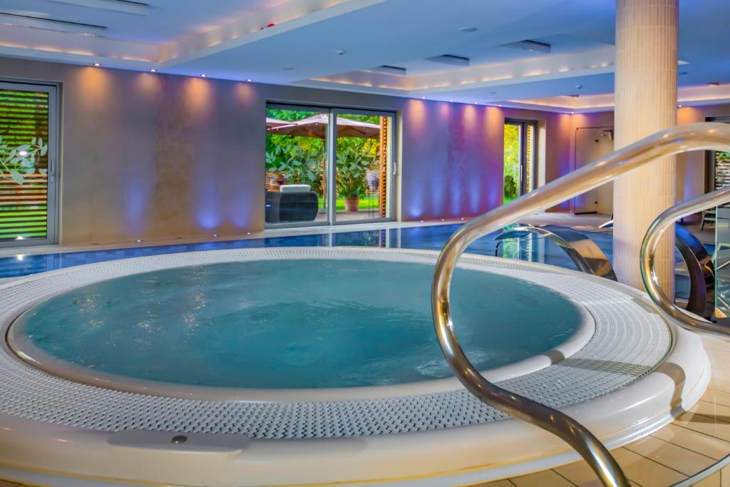Bazén v ubytování Betekints Wellness Hotel nebo v jeho okolí