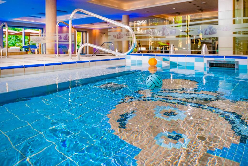 Bazén v ubytování Betekints Wellness Hotel nebo v jeho okolí