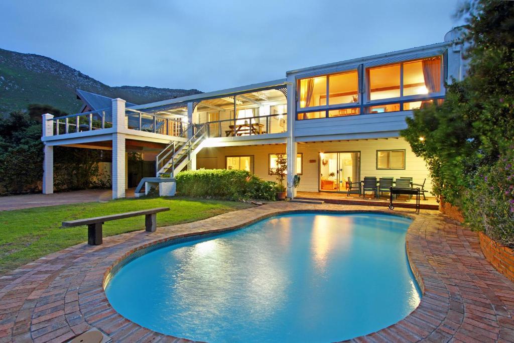 een huis met een zwembad voor een huis bij Atlantic Dream Beachfront Villa in Scarborough