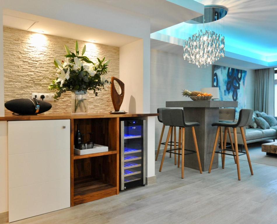 cocina y sala de estar con mesa y sillas en Luxury apartment in La Isla, Puerto Banus, en Marbella