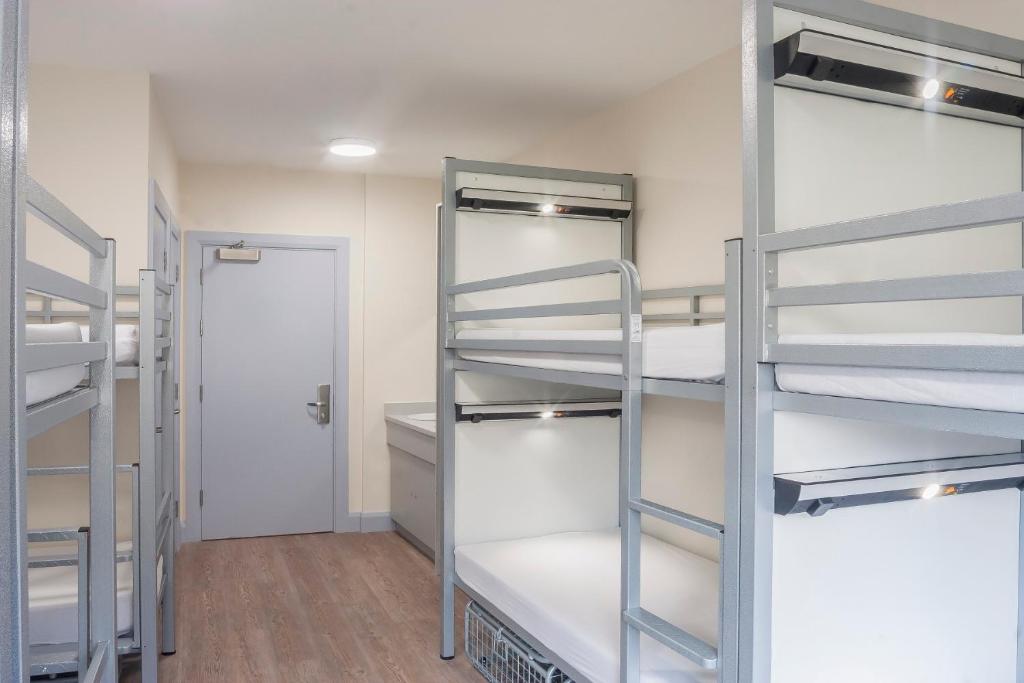 Palanda nebo palandy na pokoji v ubytování Wild Atlantic Hostel