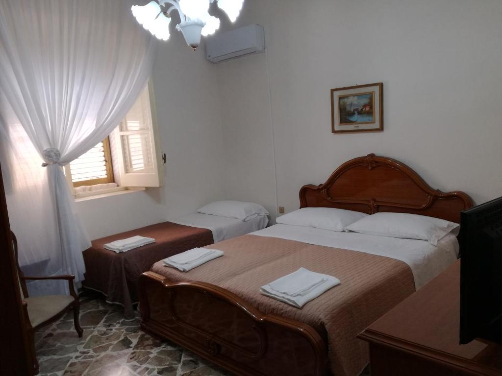 マルサラにあるSole di Lilibeoのベッドルーム(大型ベッド1台、窓付)