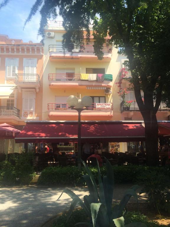 Budova, v ktorej sa apartmán nachádza