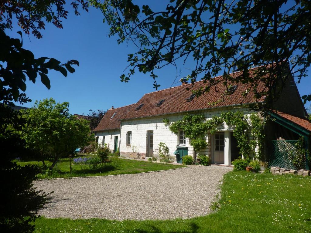 ein weißes Haus mit rotem Dach und Kieseinfahrt in der Unterkunft Gîte des Demoiselles in Beauval