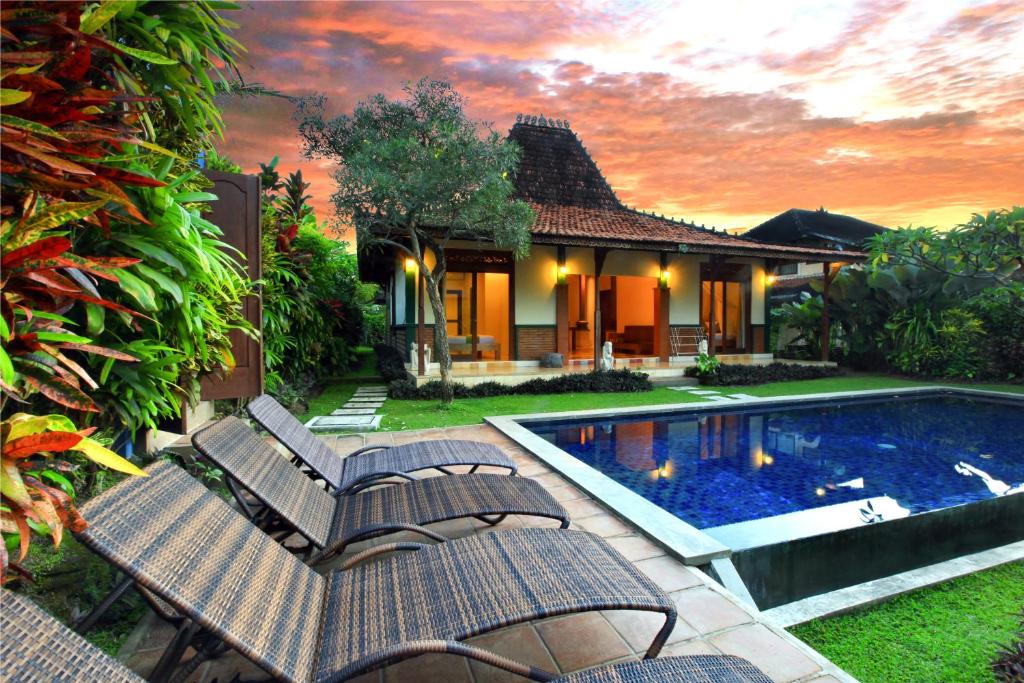 un patio trasero con piscina y una casa en Ubud Heaven Penestanan, en Ubud