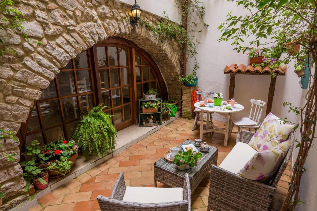 an outdoor patio with a table and chairs at B&B La Bouganville di Serena in Fondi