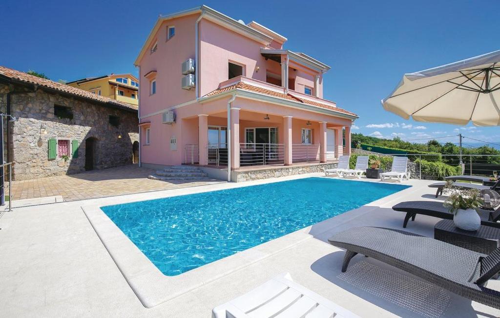Villa con piscina frente a una casa en Villa Chill Out, en Opatija
