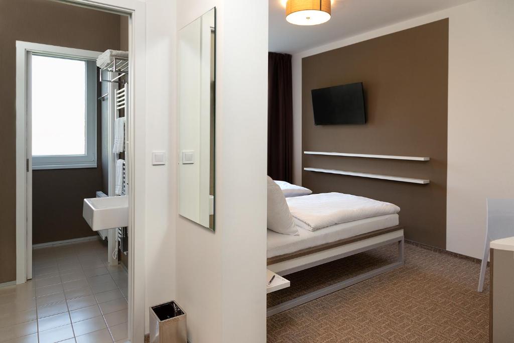 Łóżko lub łóżka w pokoju w obiekcie Skyhotel Prague