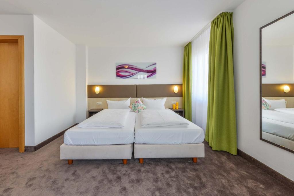 Postel nebo postele na pokoji v ubytování Hotel Günter