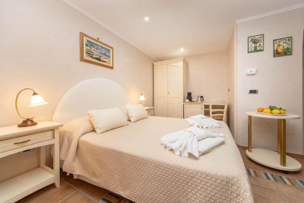 a bedroom with a bed and a table with fruit on it at B&B La Casa Nel Giardino in Piano di Sorrento