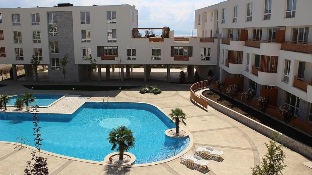 een uitzicht over een zwembad in een gebouw bij Apartments in Las Brisas in Boergas
