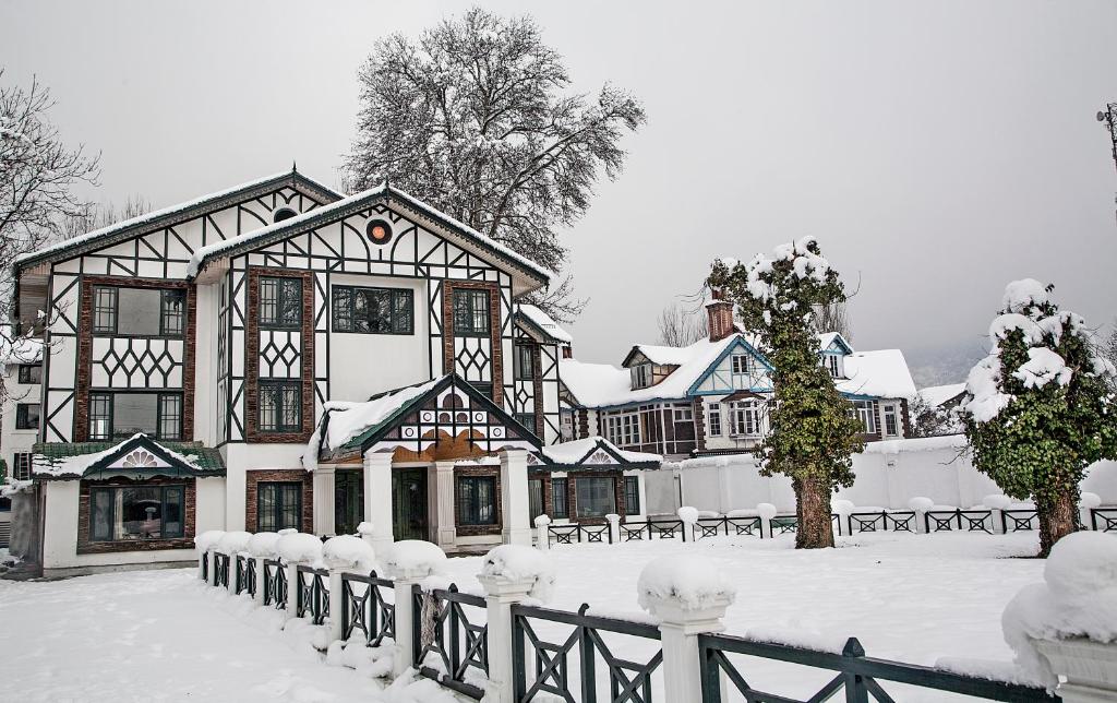 Lemon Tree Hotel Srinagar v zimě