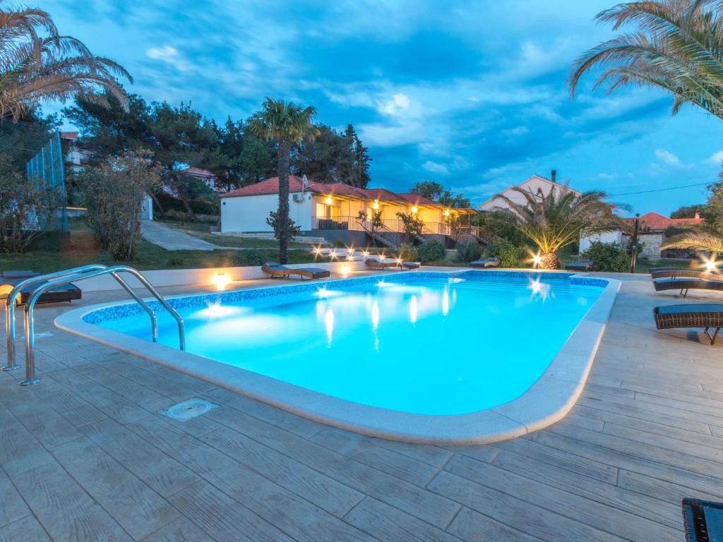 Πισίνα στο ή κοντά στο Holiday Home in Bibinje near Beach