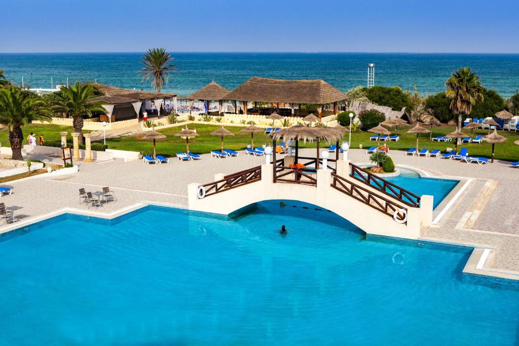 einen Blick über den Pool eines Resorts in der Unterkunft Hotel Club El Borj in Mahdia