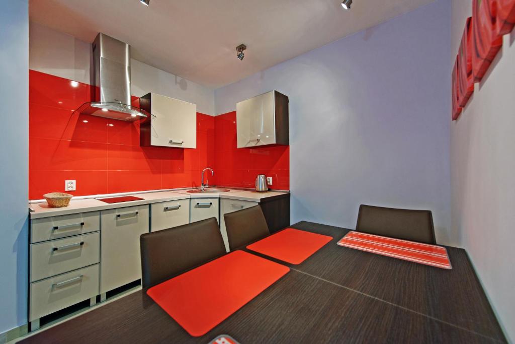 Kuchyňa alebo kuchynka v ubytovaní Apartamenty Sun & Snow Resort Sudety