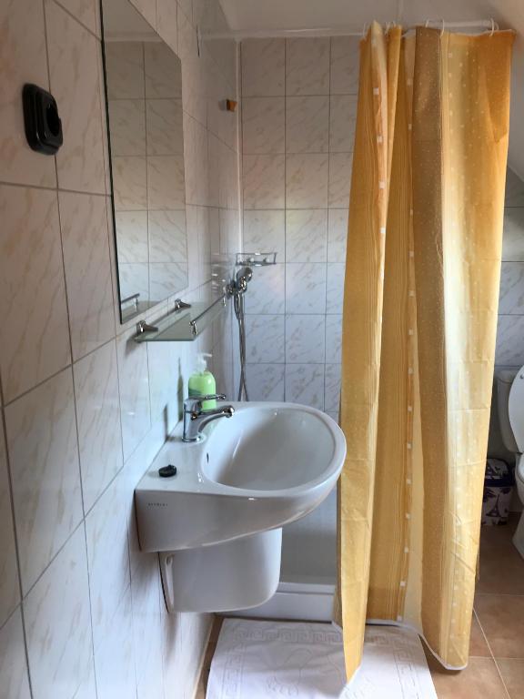 Koupelna v ubytování Óvár 12 Vendégház