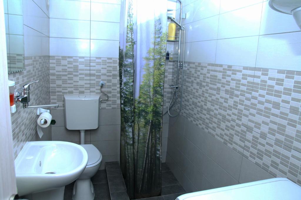 Koupelna v ubytování Shanti Hostel